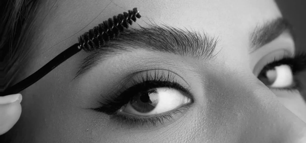 Augenbrauenbehandlung im Kosmetik Studio